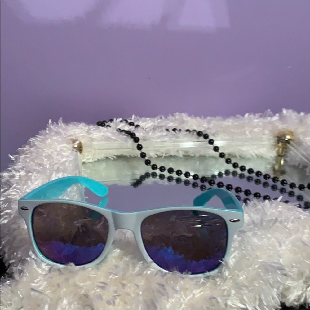 Sunglasses - Picture 4 of 5